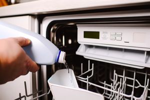 Як і коли додавати ополіскувач до посудомийної машини?