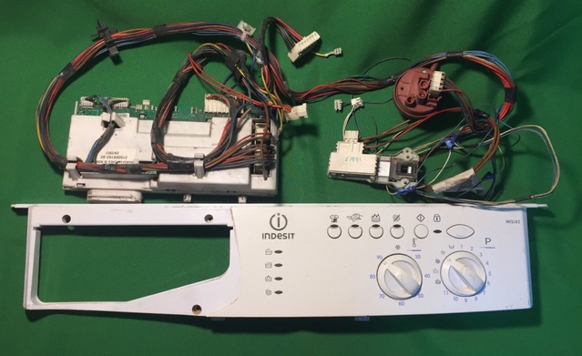Модуль керування пральної машини з проводкою Indesit WISL82 Б/В - запчастини до пліт та духовок Indesit